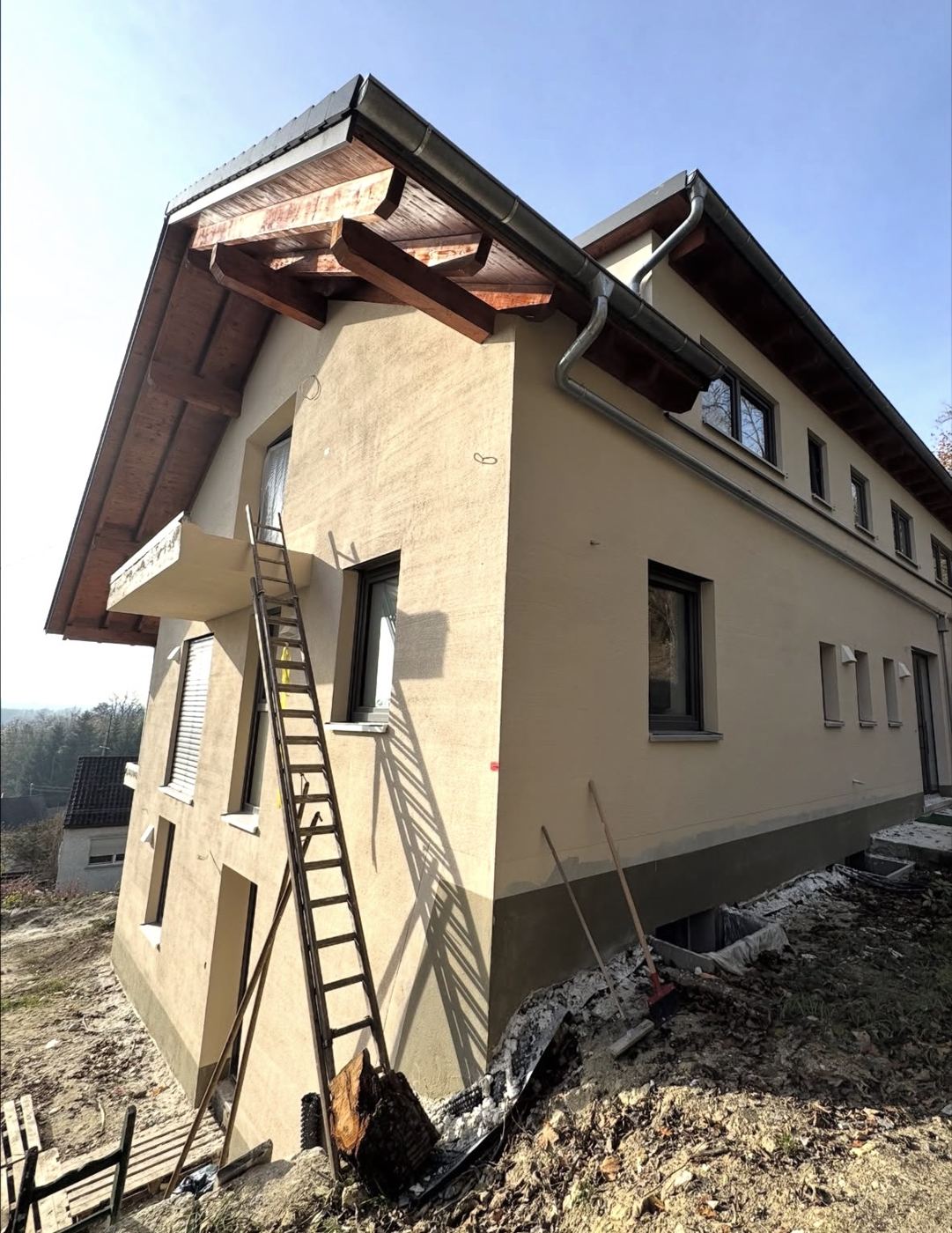 Fassade mit Oberputz: Strukturputz auf großer Fläche, hier kurz vor der Fertigstellung.